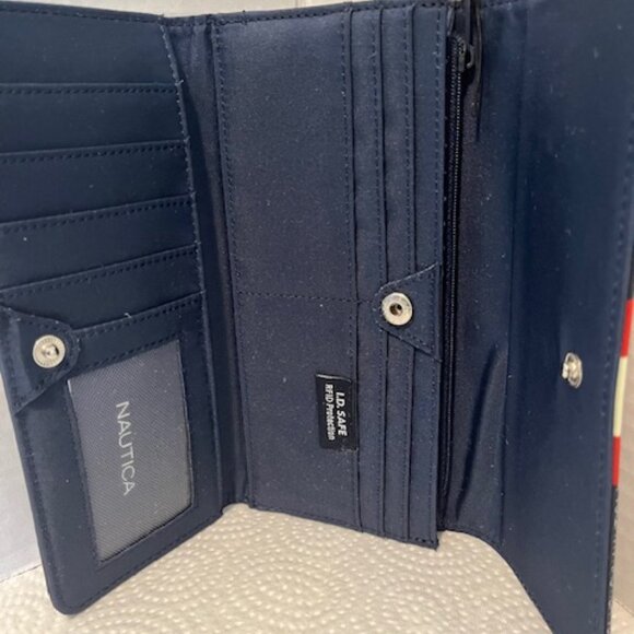 Nautica fashion wallet. - Picture 3 of 4